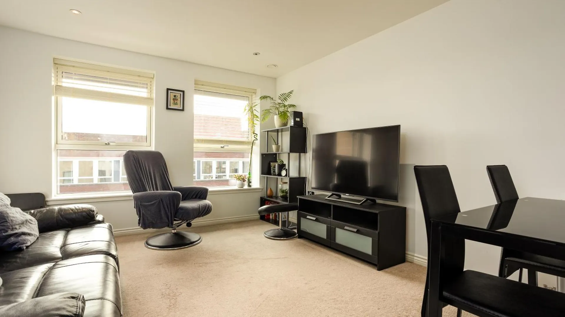 Comfy 2 Bedroom Apartment Near Edinburgh City Centre